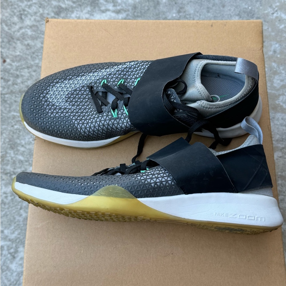 Nike Zoom Strong - black and grey - size 9